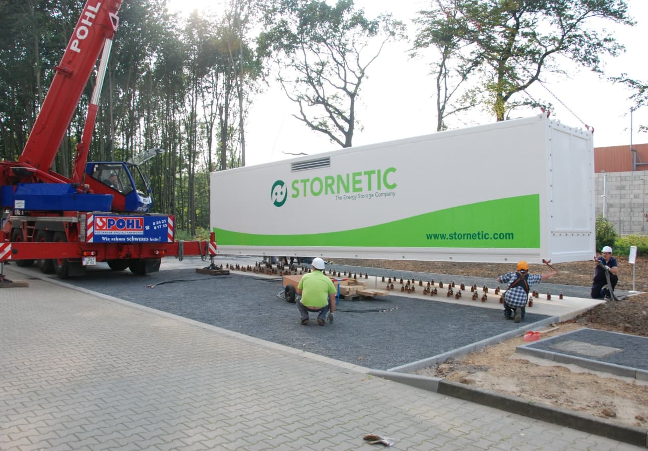 Absetzen eines DuraStor-Containers auf das Betonfundament