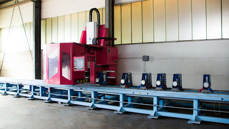 FMB 5-Achs-Profilbearbeitungsmaschine mit integrierter Sägestation
