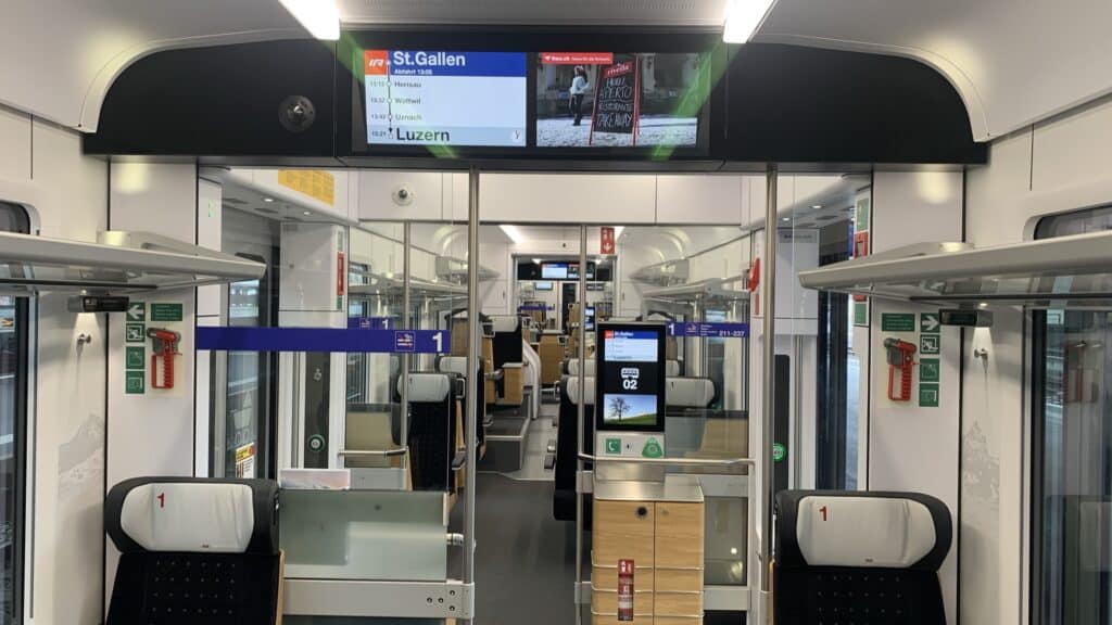 Deckenmonitor für Fahrgastinformation