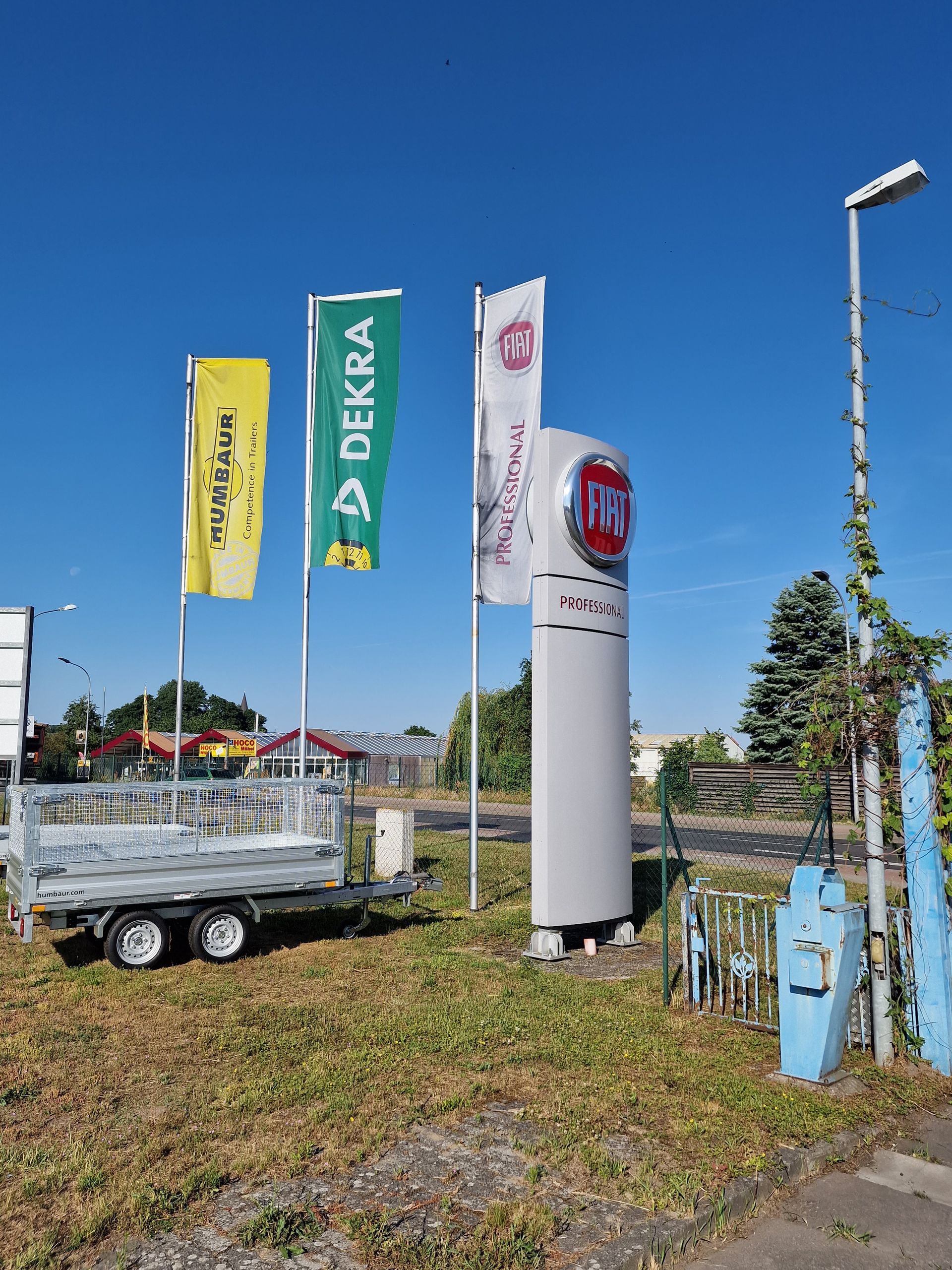 Anhänger vor dem DEKRA-Schild