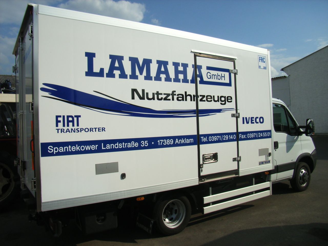 Nutzfahrzeug mit Firmenbeklebung