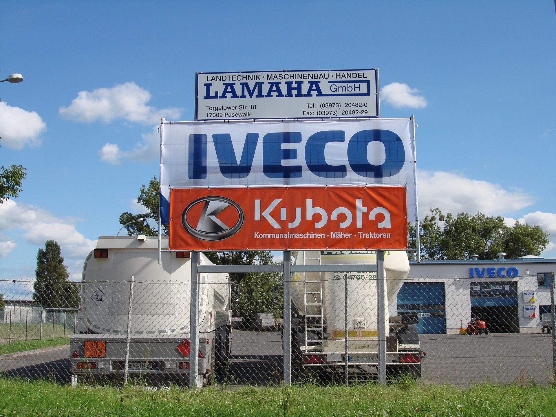 Schild mit IVECO, Kubota und Lamaha