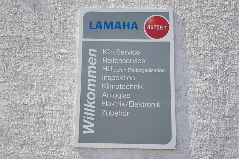 Willkommensschild am Standort Anklam