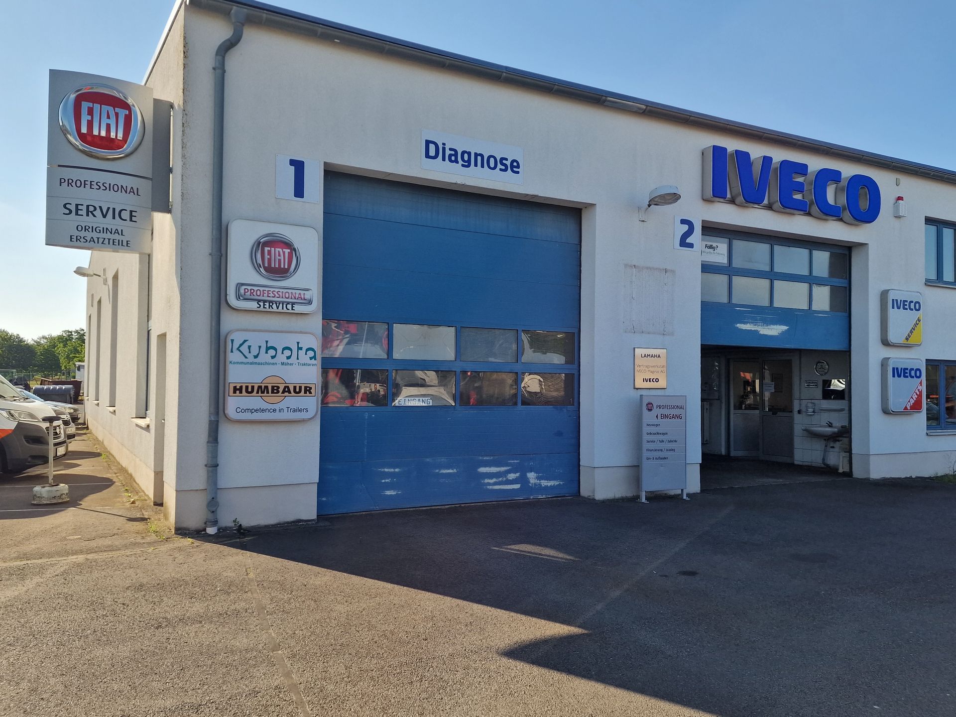 Gebäude mit IVECO-Garagentor