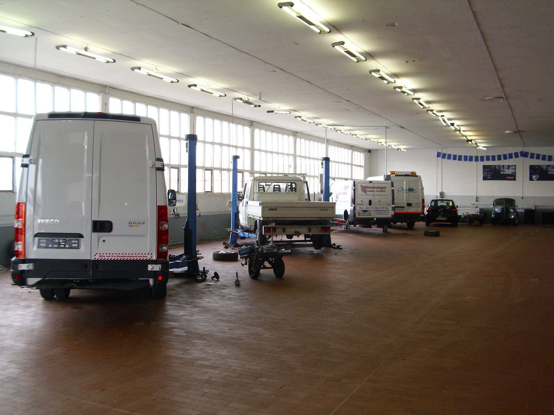 Lieferwagen in der Werkstatt