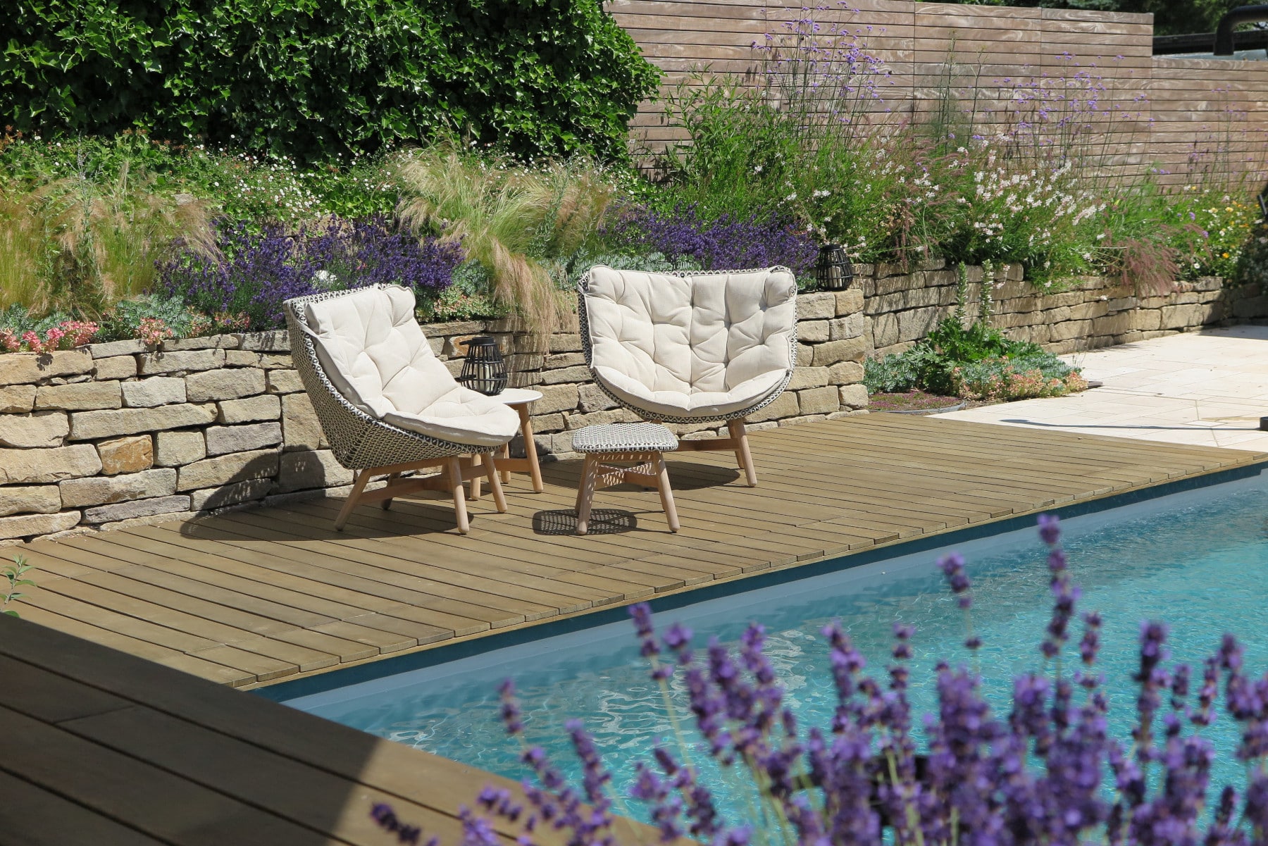 Gartenstühle neben Poolanlage
