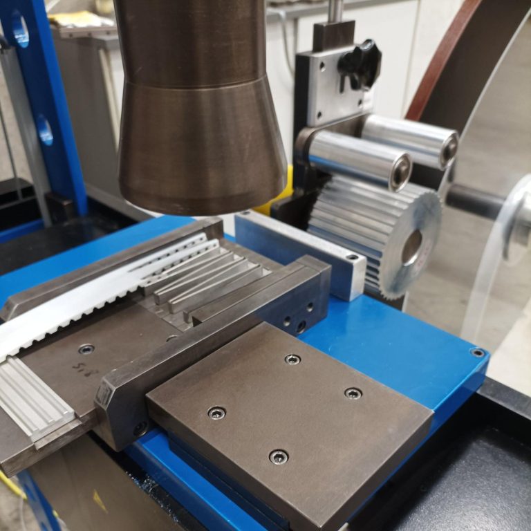 Schneidemaschine mit Riemenwerkstoff