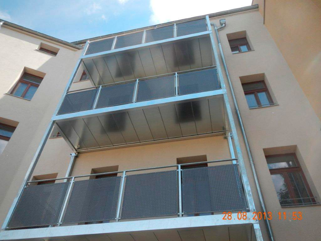 Balkone mit Metallverkleidung