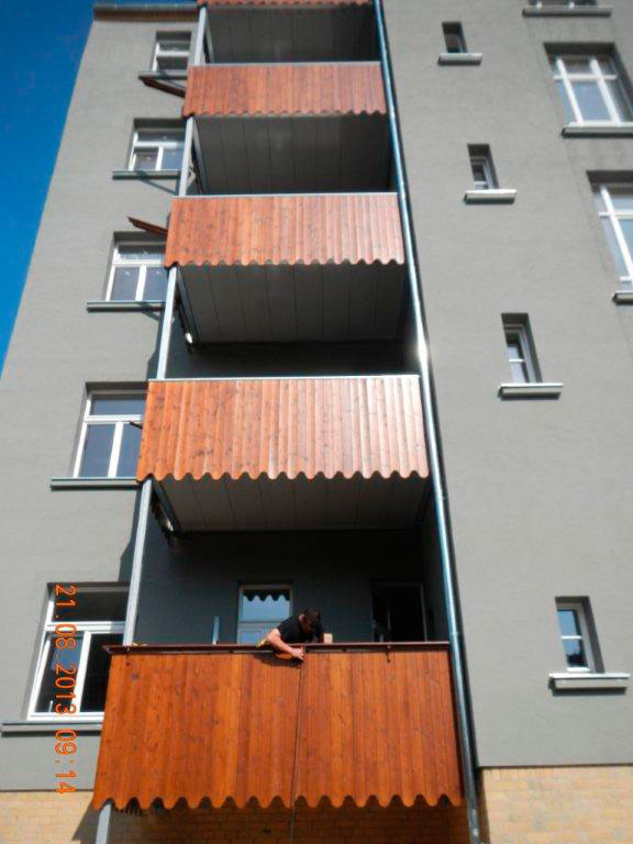 Balkone mit Holzverkleidung