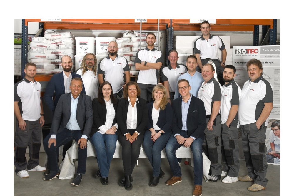 Team des Fachbetriebs in der Lagerhalle