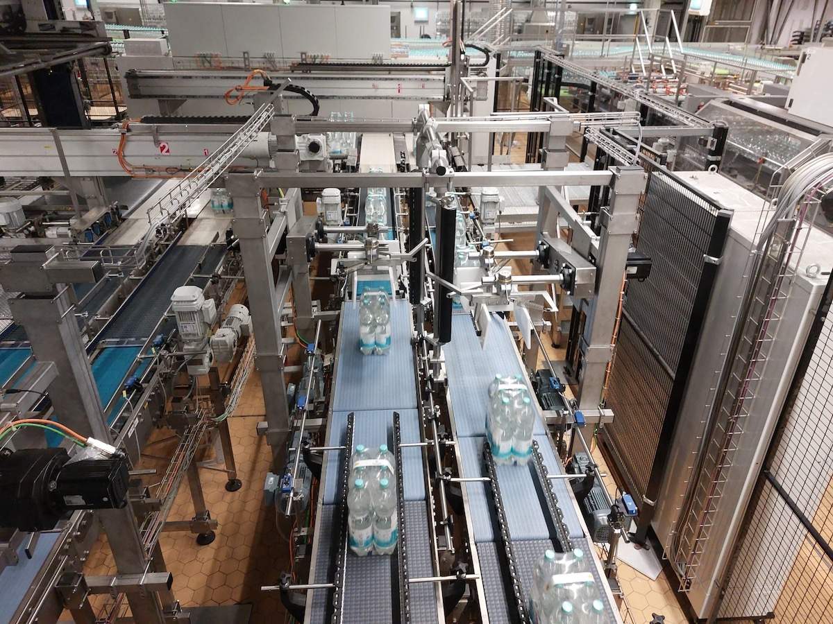 Drehstation für Shrink Packs mit 1,5-l-PET-Flaschen