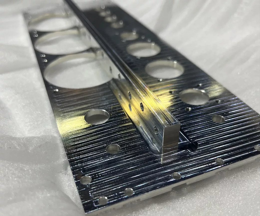 Aluminium milled part with mirror-finish surfaces
