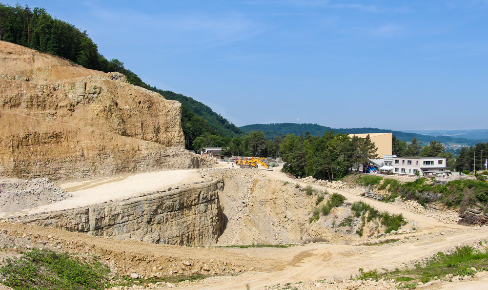Wasserbausteine aus Hartgranit und Jurakalk