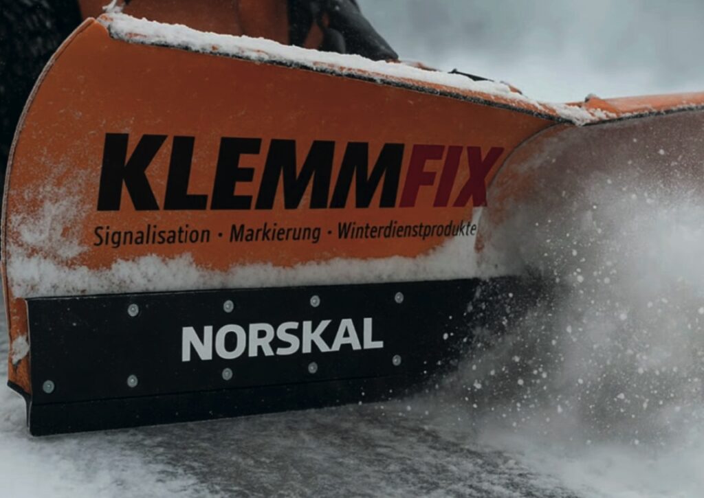 Schürfleiste und Schneestange für den Winterdienst