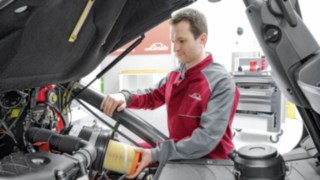 Service-Techniker am Flurförderzeug