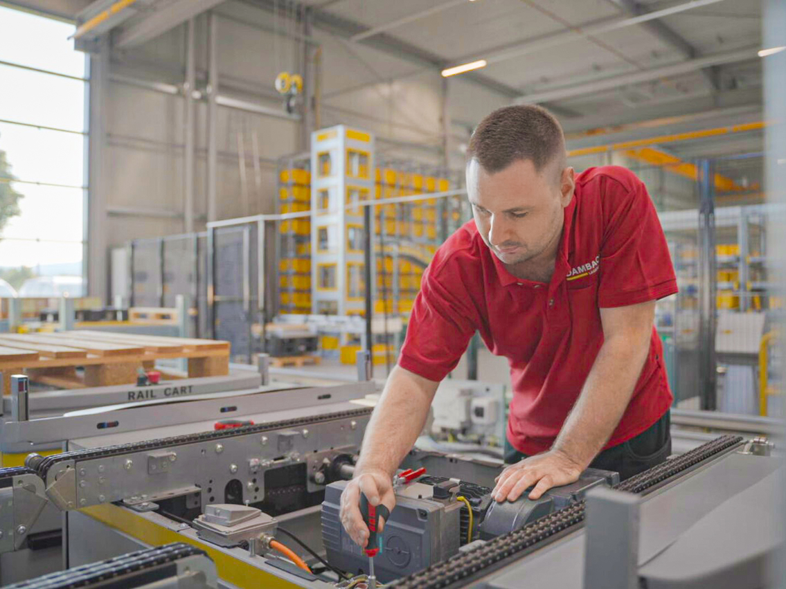 Prüfung einer Anlage in der Produktionshalle
