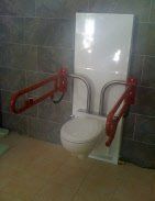 Höhen- und seitenverstellbare WC-Anlage